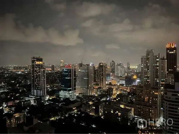 คอนโด ขายในWatthana, Bangkok - วิวเส้นขอบฟ้าย่านสุขุมวิทยามค่ำจากคอนโดชั้นสูงในกรุงเทพฯ