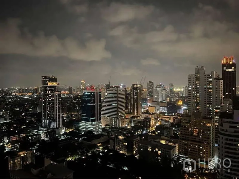 คอนโด ขายในWatthana, Bangkok - วิวเส้นขอบฟ้าย่านสุขุมวิทยามค่ำจากคอนโดชั้นสูงในกรุงเทพฯ