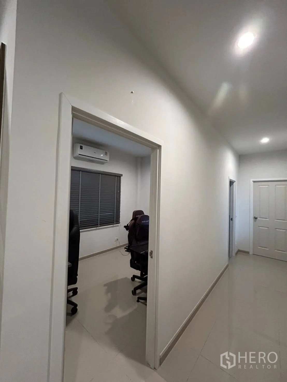 独立式住宅 出租在Khlong Sam Wa, Bangkok - 一层多功能房布置为工作区，配空调