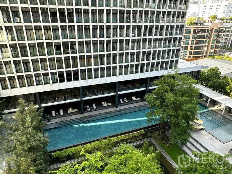公寓 出租或出售 - 俯瞰 Noble Phloen Chit 的长泳池与绿化花园。