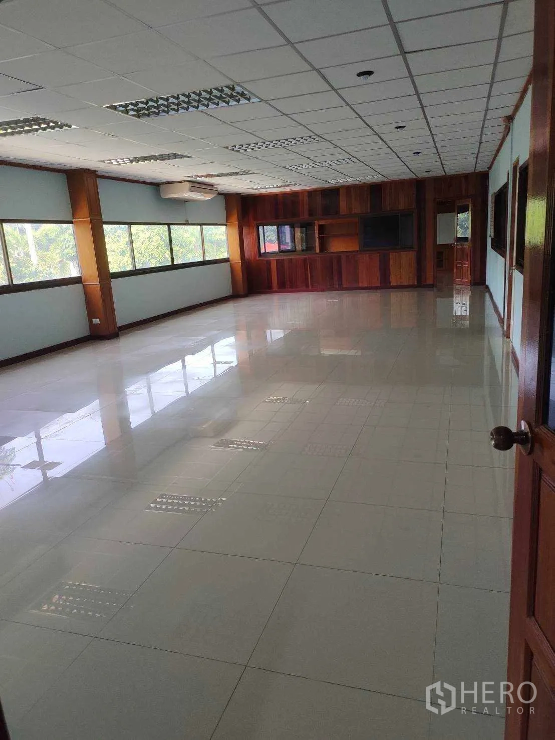โรงงาน ขายในNikhom Phatthana, Rayong - สำนักงานโอเพ่นสเปซ มีหน้าต่างรอบด้าน พื้นเงา และผนังไม้ตกแต่ง