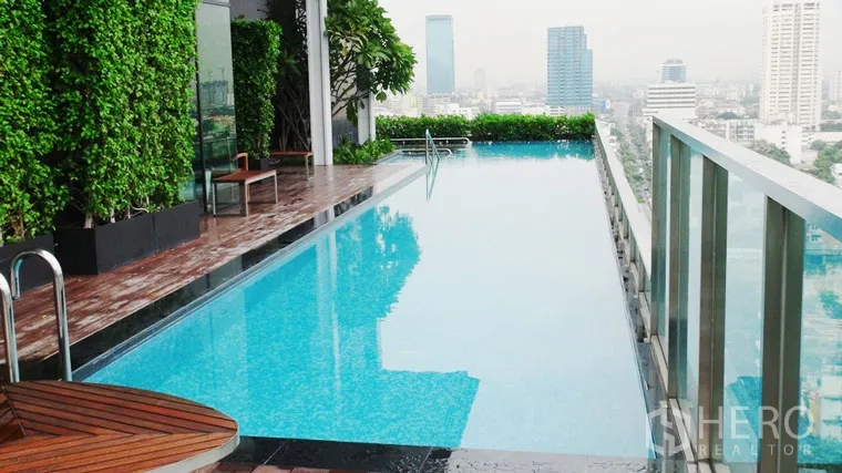 คอนโด ให้เช่าในWatthana, Bangkok - สระว่ายน้ำอินฟินิตี้บนดาดฟ้าวิวสกายไลน์และผนังสวนที่ The Alcove 10 เอกมัย