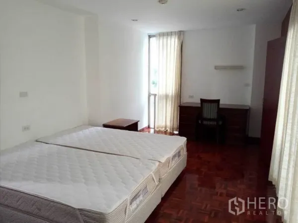 คอนโด ให้เช่าในWatthana, Bangkok - ห้องนอนที่สองกว้าง มีเตียงคู่ โต๊ะทำงาน และประตูออกระเบียง