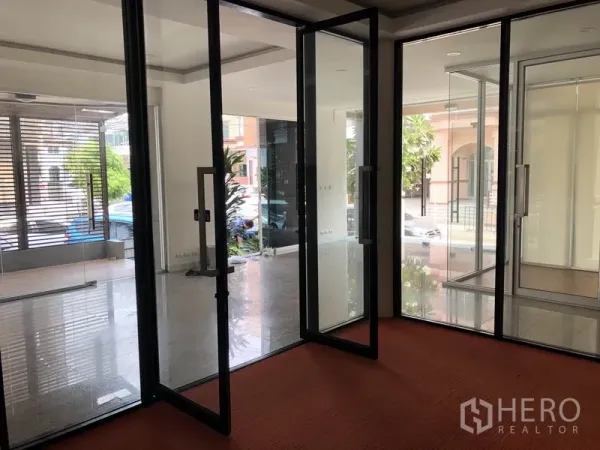 带办公室的家 出租在Wang Thonglang, Bangkok - 多扇玻璃门连接会议室与接待区的室内视角。