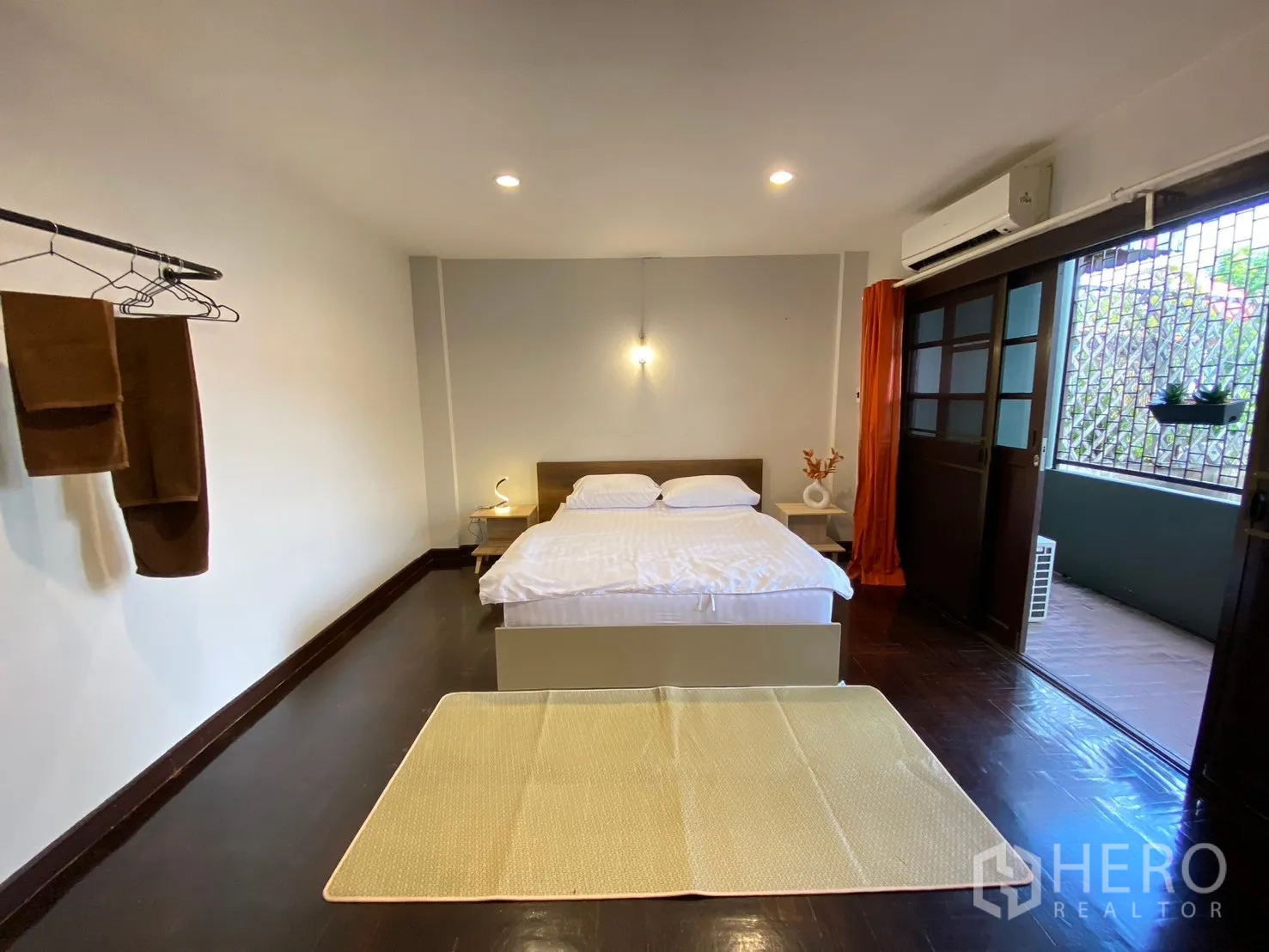 家庭办公室 for rent in Watthana, Bangkok - 卧室配大床、推拉门通阳台与空调