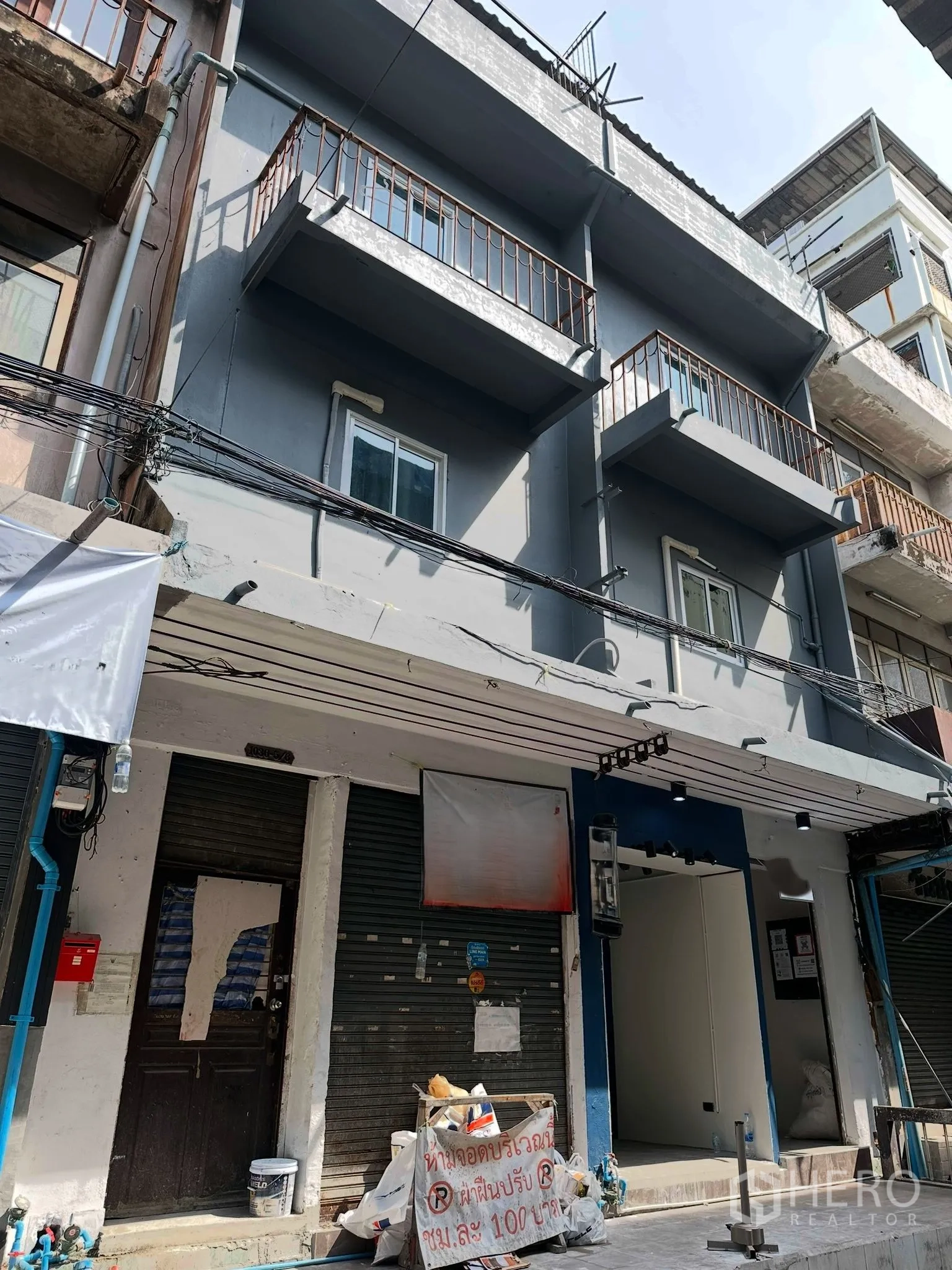 零售空间 for rent in Watthana, Bangkok - 低层建筑外立面，多处阳台位于一层店面之上。