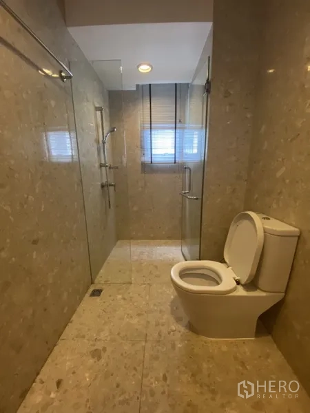 房间 出租在Watthana, Bangkok - 浴室带步入式玻璃淋浴间和马桶，并有窗户采光。