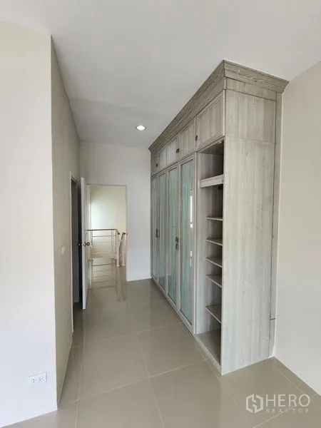 联排别墅 出租在Wang Thonglang, Bangkok - 走廊设置到顶嵌入式衣柜与开放格架。