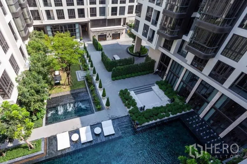 คอนโด ให้เช่าในWatthana, Bangkok - มุมมองมุมสูงของคอร์ตยาร์ดภูมิทัศน์พร้อมสระน้ำและสวนภายในคอนโด
