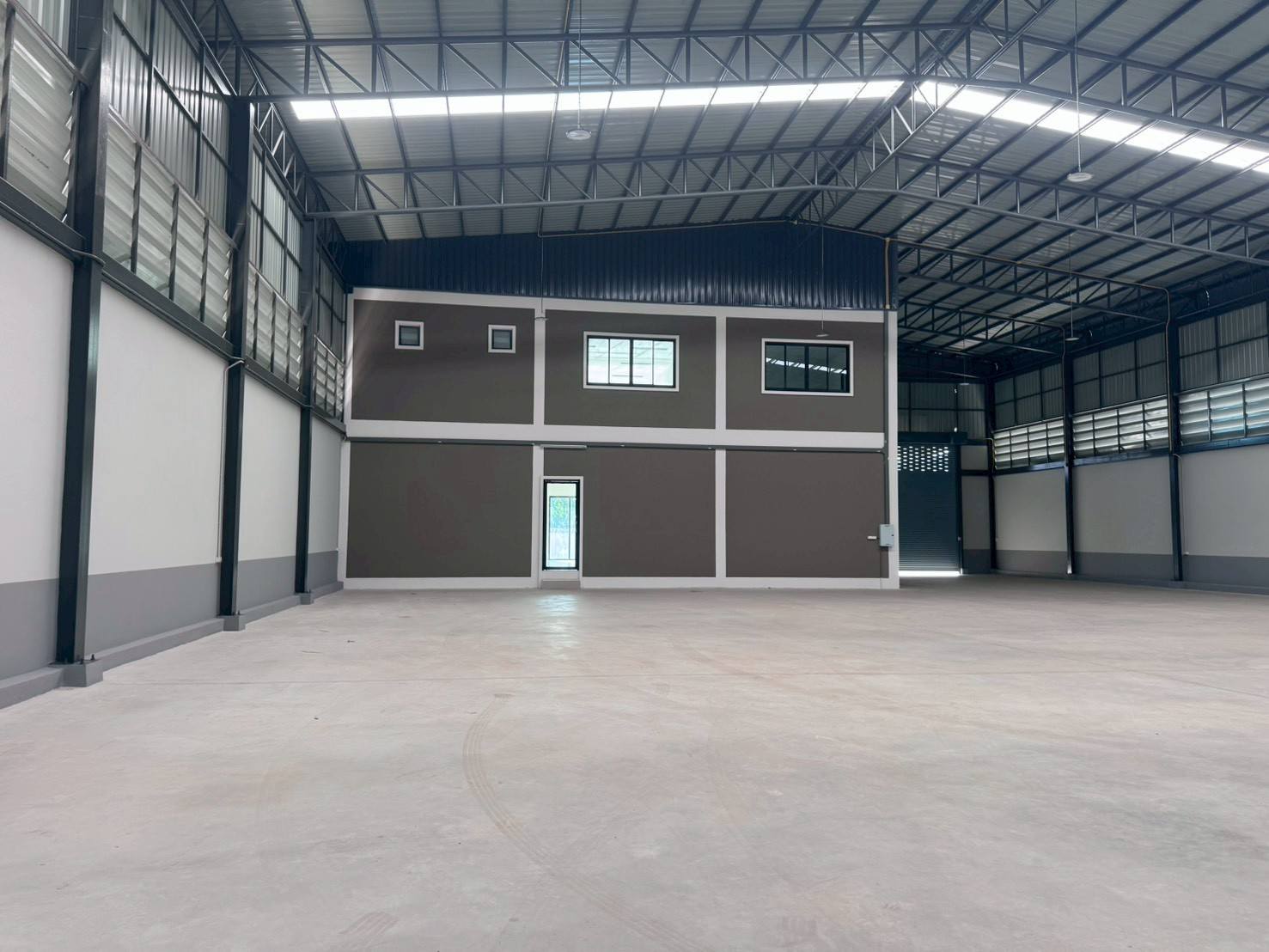 โรงงาน ขายในMueang Samut Sakhon, Samut Sakhon - ฮอลล์โรงงานกว้าง โครงหลังคาเหล็กสูง ช่องลมระบายอากาศ และบล็อกออฟฟิศภายใน
