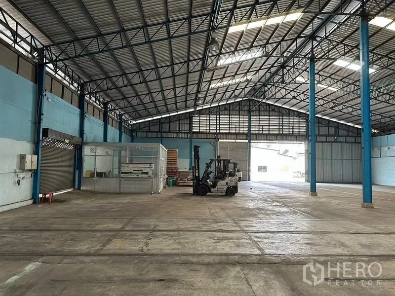 货栈 出租在Bang Pa-in, Phra Nakhon Si Ayutthaya - 室内靠近卷闸门处有叉车与玻璃隔断办公间。
