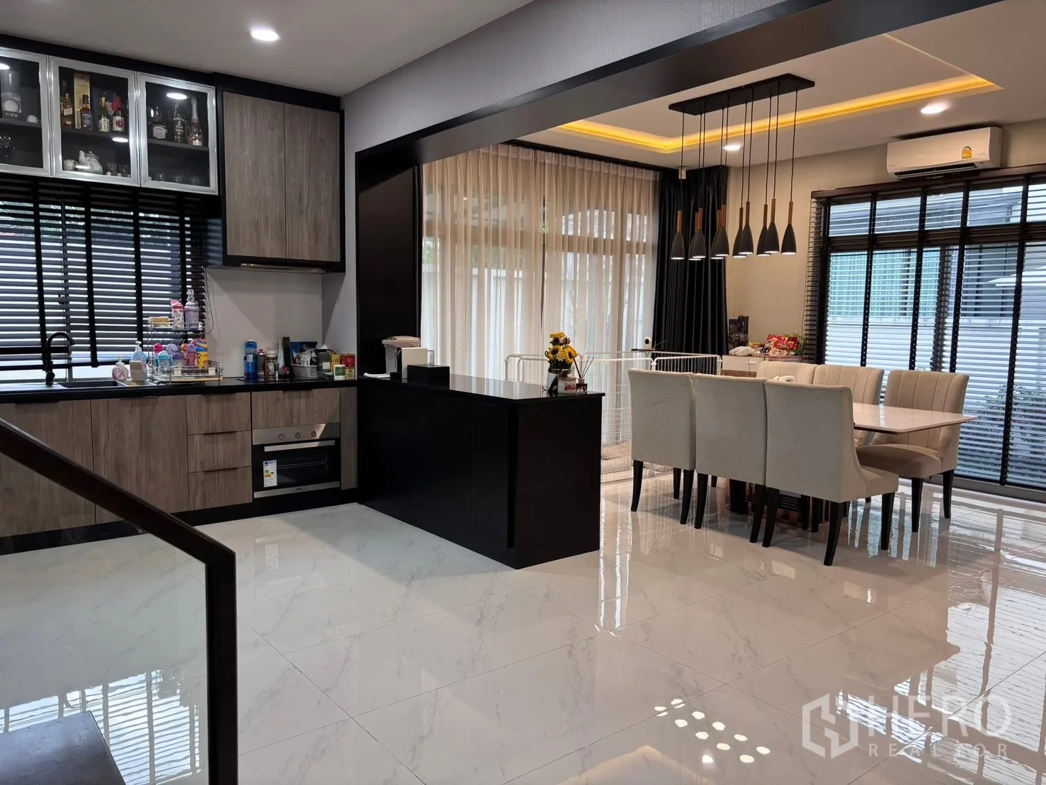 บ้านเดี่ยว for rent in Bang Phli, Samut Prakan - โซนรับประทานอาหารมีโคมไฟแขวนติดกับครัวและหน้าต่างบานกว้าง