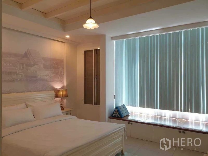 零售空间 出租在Huai Khwang, Bangkok - 温馨卧室，艺术背景墙，窗边座位与全高百叶窗。