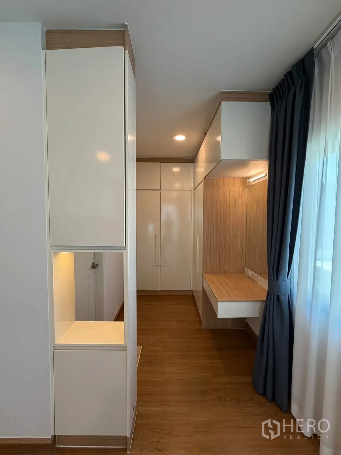 独栋房屋 for rent in Bang Phli, Samut Prakan - 内置柜体与梳妆台，旁有窗帘窗户。