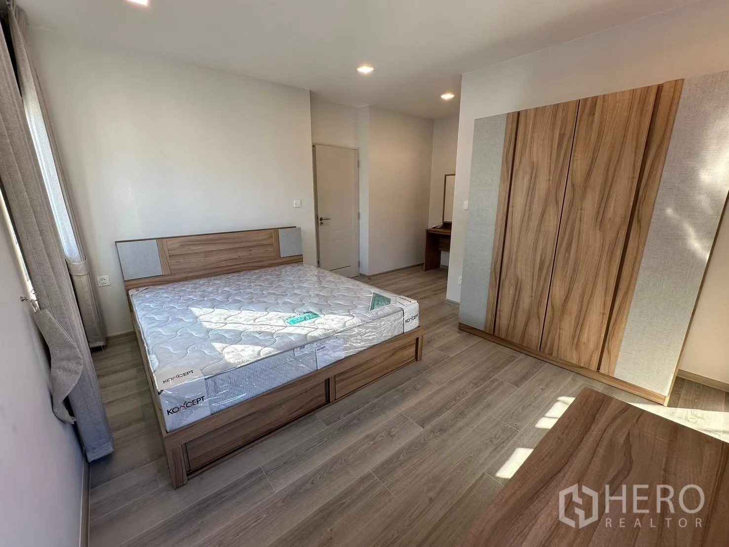 独栋房屋 for rent in Bang Phli, Samut Prakan - 明亮卧室，木质床、衣柜与浅色地板。