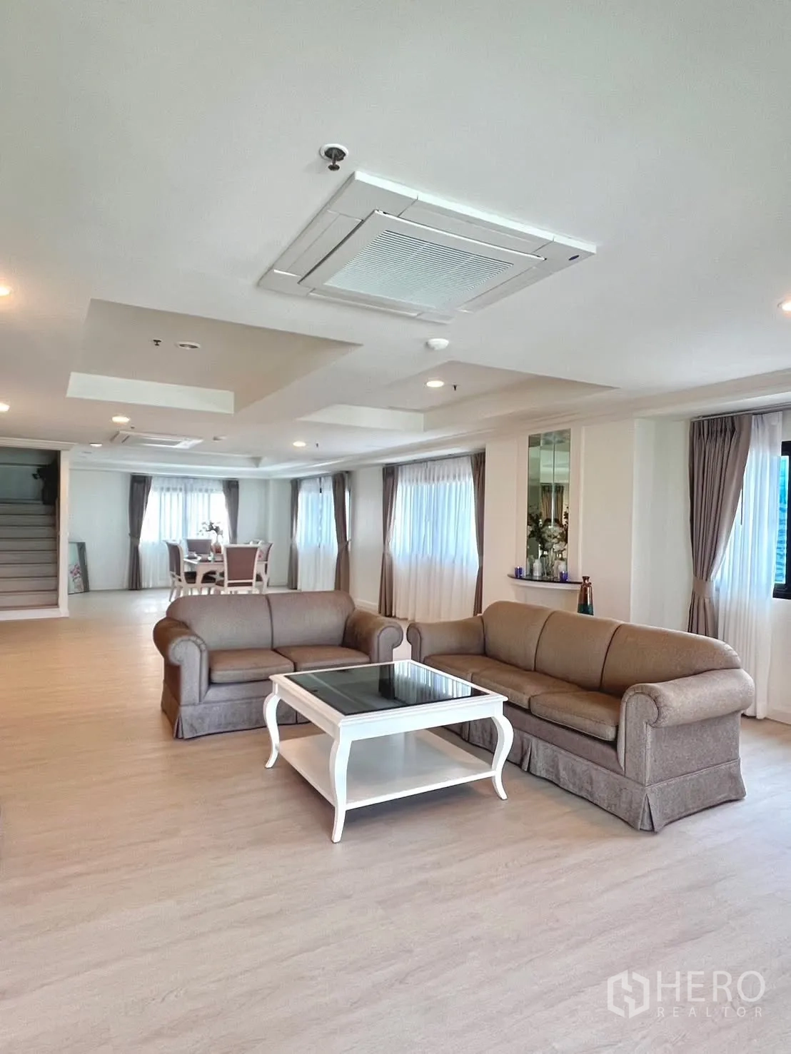 公寓 for rent in Khlong Toei, Bangkok - 开放式客餐厅带楼梯与大窗户，空间通透。