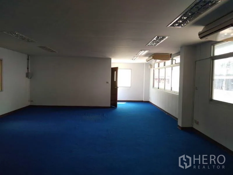 货栈 出租在Bang Phli, Samut Prakan - 办公室内部，蓝色地毯，大窗与吊顶日光灯，配空调。