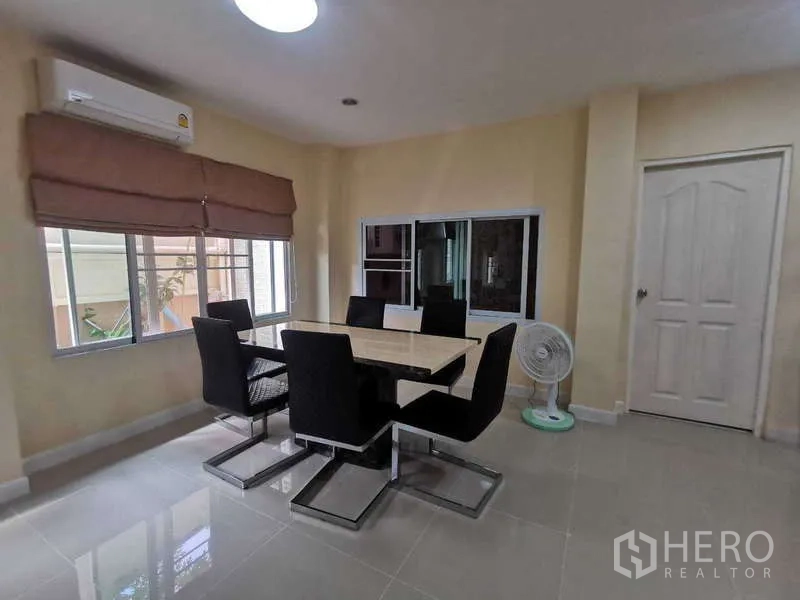 Townhouse for rent in Chatuchak, Bangkok - Dining area with pass-through window and blinds beside bright windows.