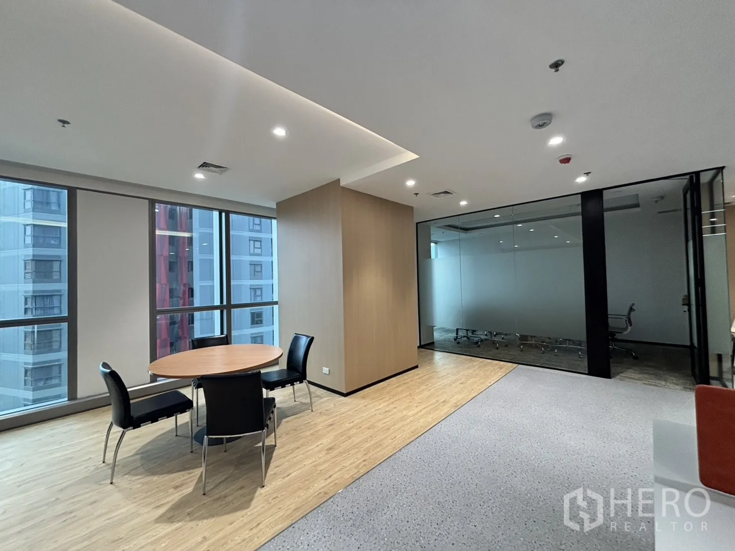 สำนักงาน ให้เช่าในHuai Khwang, Bangkok - พื้นที่โต๊ะประชุมแบบกลมข้างห้องประชุมผนังกระจกและหน้าต่างบานใหญ่