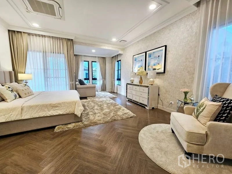 Detached House for rent or sale in Saphan Sung, Bangkok - Oversized master suite with sitting nook, bay windows and herringbone floor.