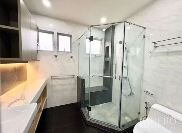 บ้าน ให้เช่าในPhasi Charoen, Bangkok - ห้องน้ำสมัยใหม่พร้อมตู้กระจกอาบน้ำ ผนังลายหินอ่อน