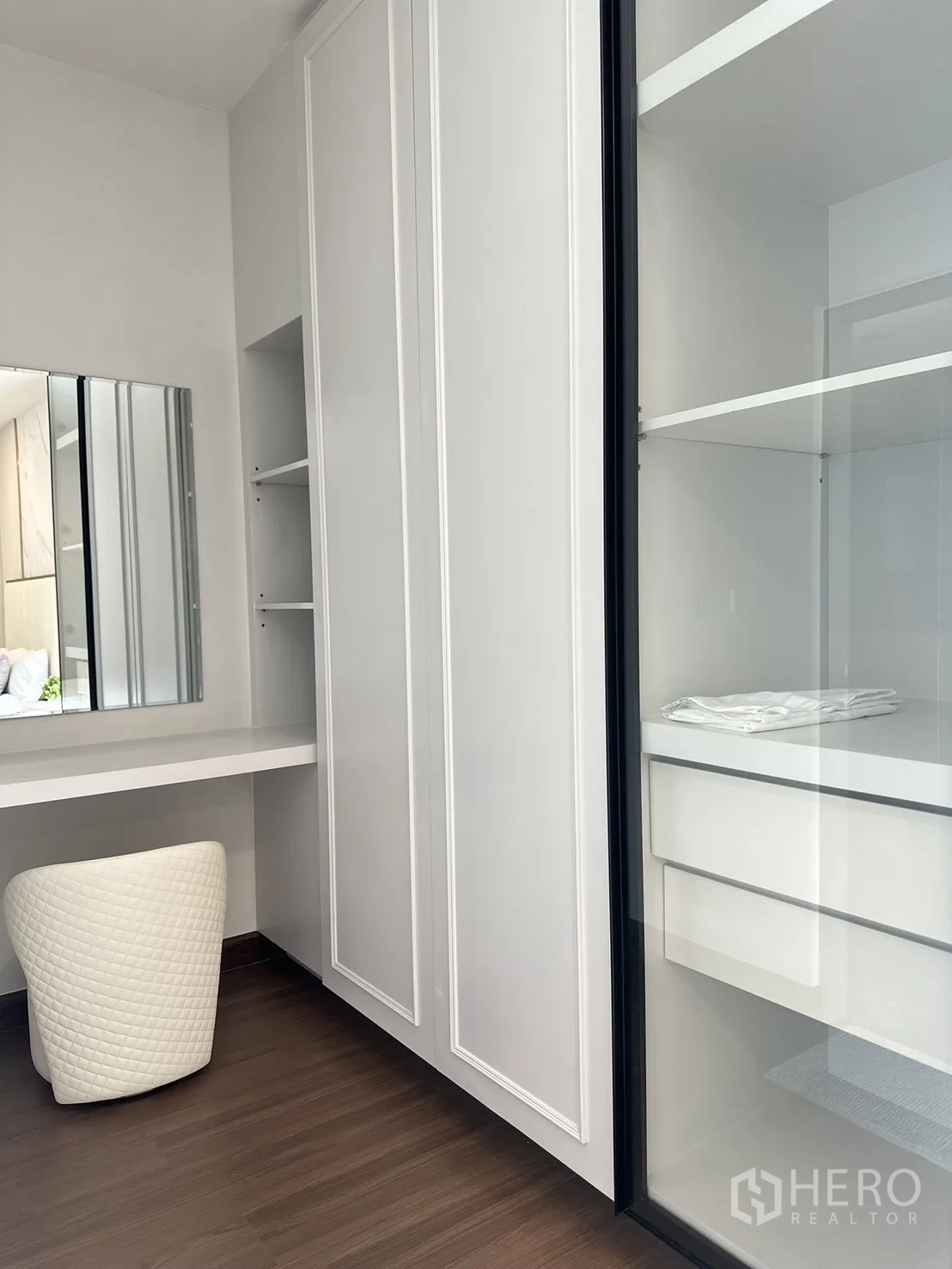 Detached House for rent or sale - Dressing area with built-in wardrobe, glass sliding doors, mirror and vanity counter.