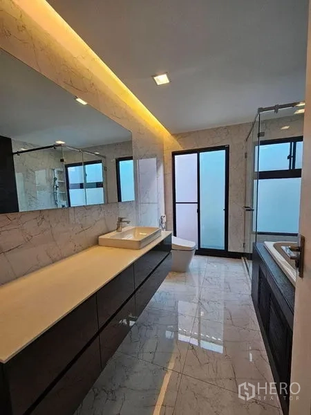 独立式住宅 出租在Bang Phli, Samut Prakan - 现代浴室，长台盆、大镜面与玻璃淋浴间