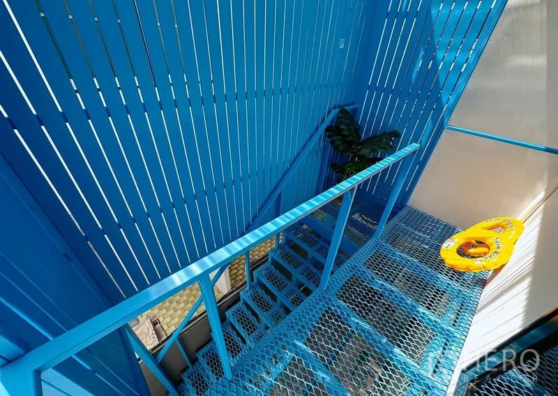 带办公室的家 出租在Watthana, Bangkok - 俯视亮蓝色金属楼梯间，配有竖向遮挡百叶板。