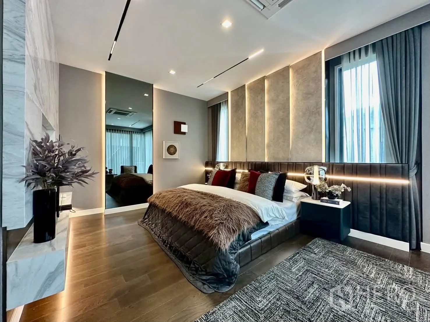 独栋房屋 for rent or sale in Suan Luang, Bangkok - 主卧配软包床、氛围灯、大窗户与木地板。