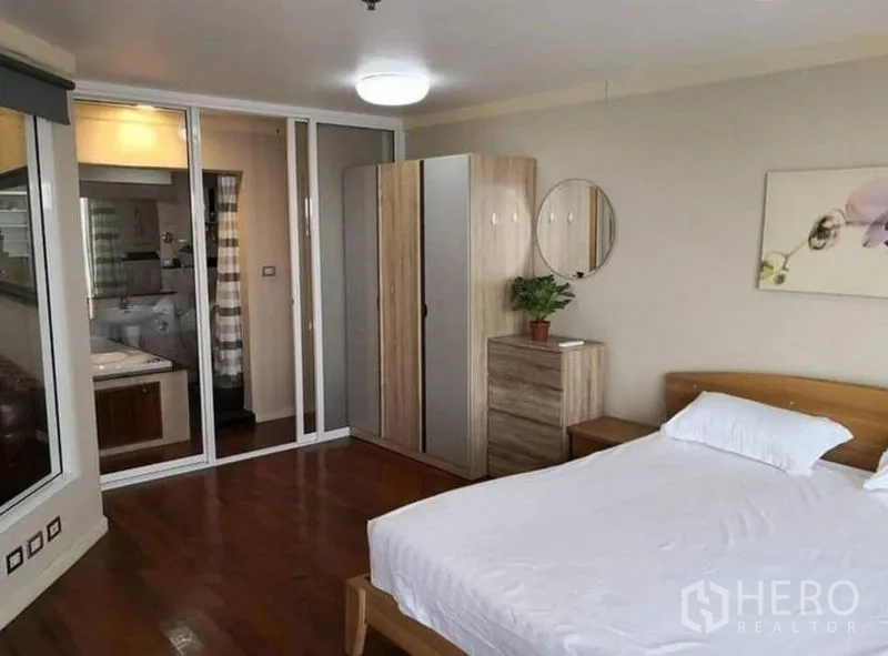公寓 出租在Khlong Toei, Bangkok - 主卧带玻璃隔断，可见配按摩浴缸的套内卫浴