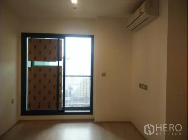 คอนโด ขายในRatchathewi, Bangkok - ห้องนอนพร้อมเครื่องปรับอากาศและประตูกระจกบานเลื่อนออกสู่ระเบียง