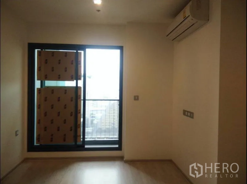 คอนโด ขายในRatchathewi, Bangkok - ห้องนอนพร้อมเครื่องปรับอากาศและประตูกระจกบานเลื่อนออกสู่ระเบียง