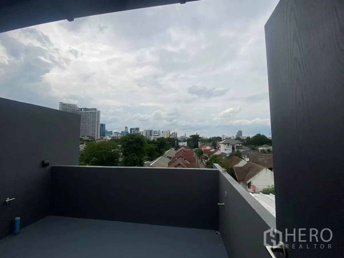 Townhouse for rent in Huai Khwang, Bangkok - Rooftop terrace with open city skyline and neighborhood views.
