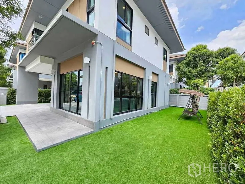 独立式住宅 出租在Prawet, Bangkok - 房屋侧院，易打理的人造草坪