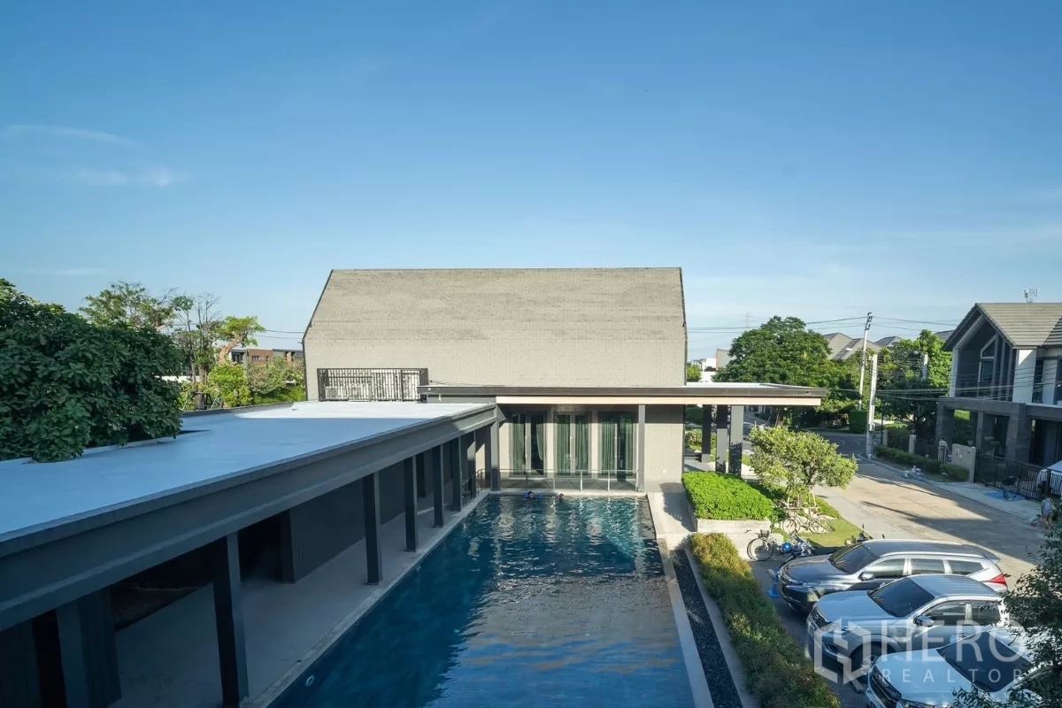 Detached House for rent or sale in Saphan Sung, Bangkok - Saltwater swimming pool next to the clubhouse and parking area.