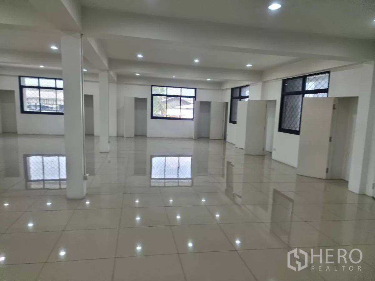โรงงาน ให้เช่าในMueang Samut Prakan, Samut Prakan - ชั้นสำนักงานกว้างขวาง มีหลายห้องและแสงธรรมชาติ