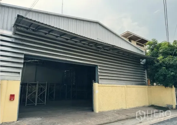 货栈 出租在Din Daeng, Bangkok - 仓库外部斜角视图，开启的装卸入口与覆蓬便于装车。
