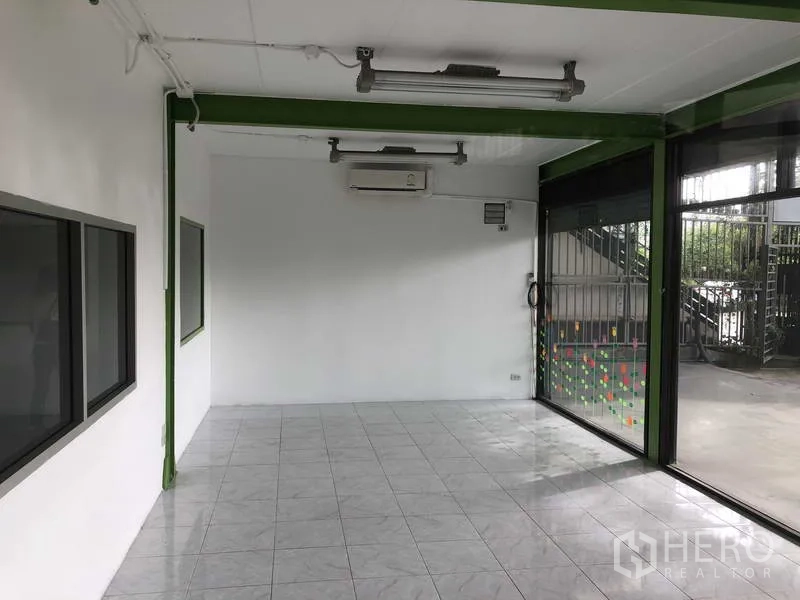 货栈 出租在Bang Phli, Samut Prakan - 前置办公室或展厅，落地玻璃与瓷砖地面。