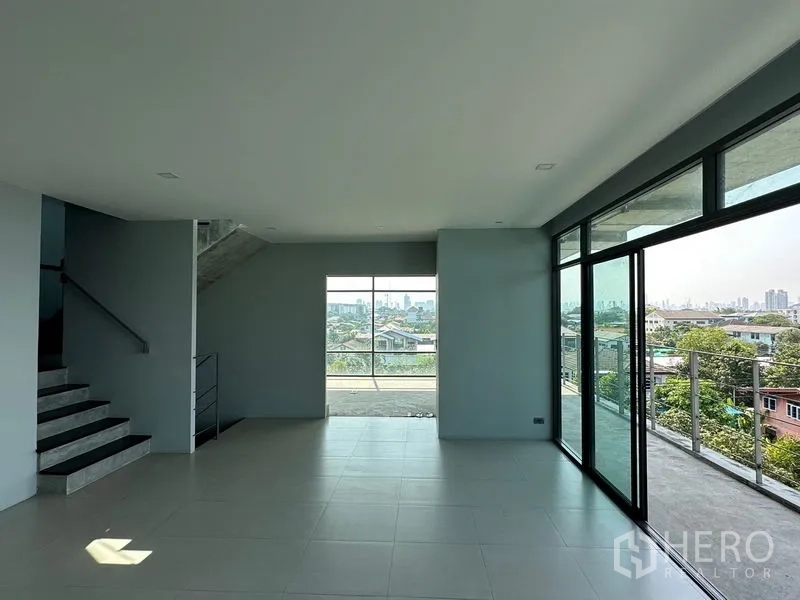 带办公室的家 出租或出售在Prawet, Bangkok - 开放式高层楼面，大窗连通环形露台。
