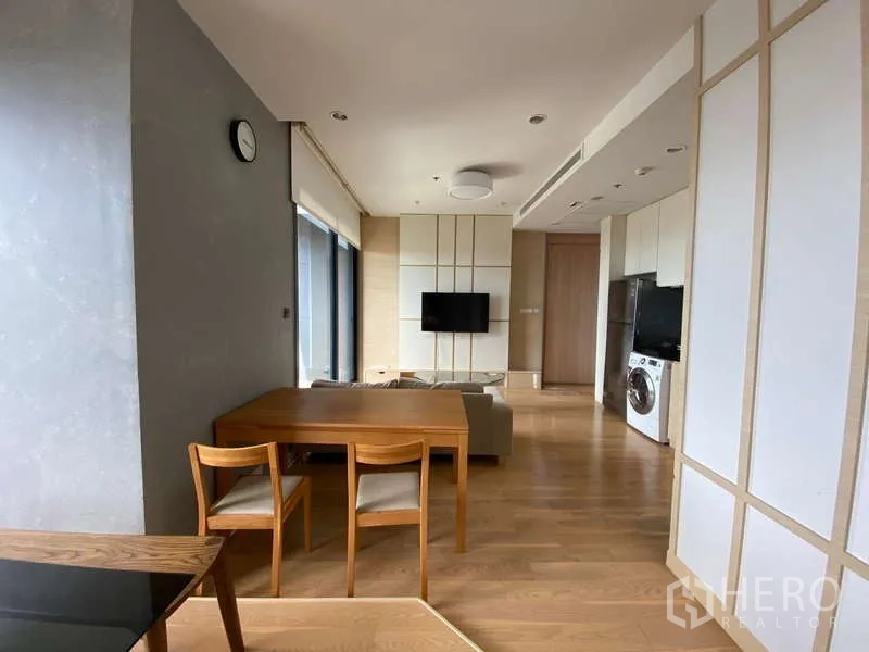 公寓 出租或出售在Chatuchak, Bangkok - 明亮的客餐一体区，壁挂电视、大窗与室内洗衣机。