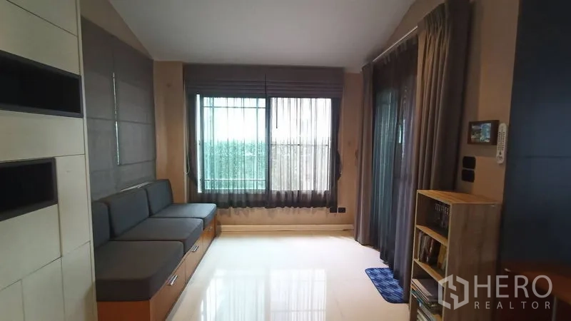 บ้าน ขายในPrawet, Bangkok - ห้องอเนกประสงค์สว่าง ที่นั่งริมหน้าต่าง หน้าต่างบานใหญ่และประตูกระจกเลื่อน