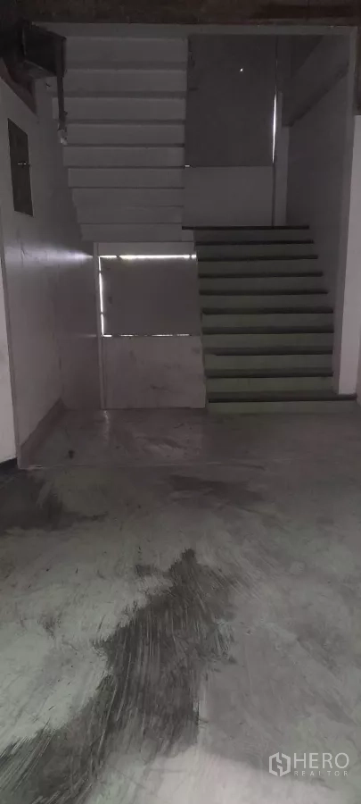 零售空间 出租在Bang Na, Bangkok - 室内楼梯间，双向楼梯连接各楼层的商业空间。