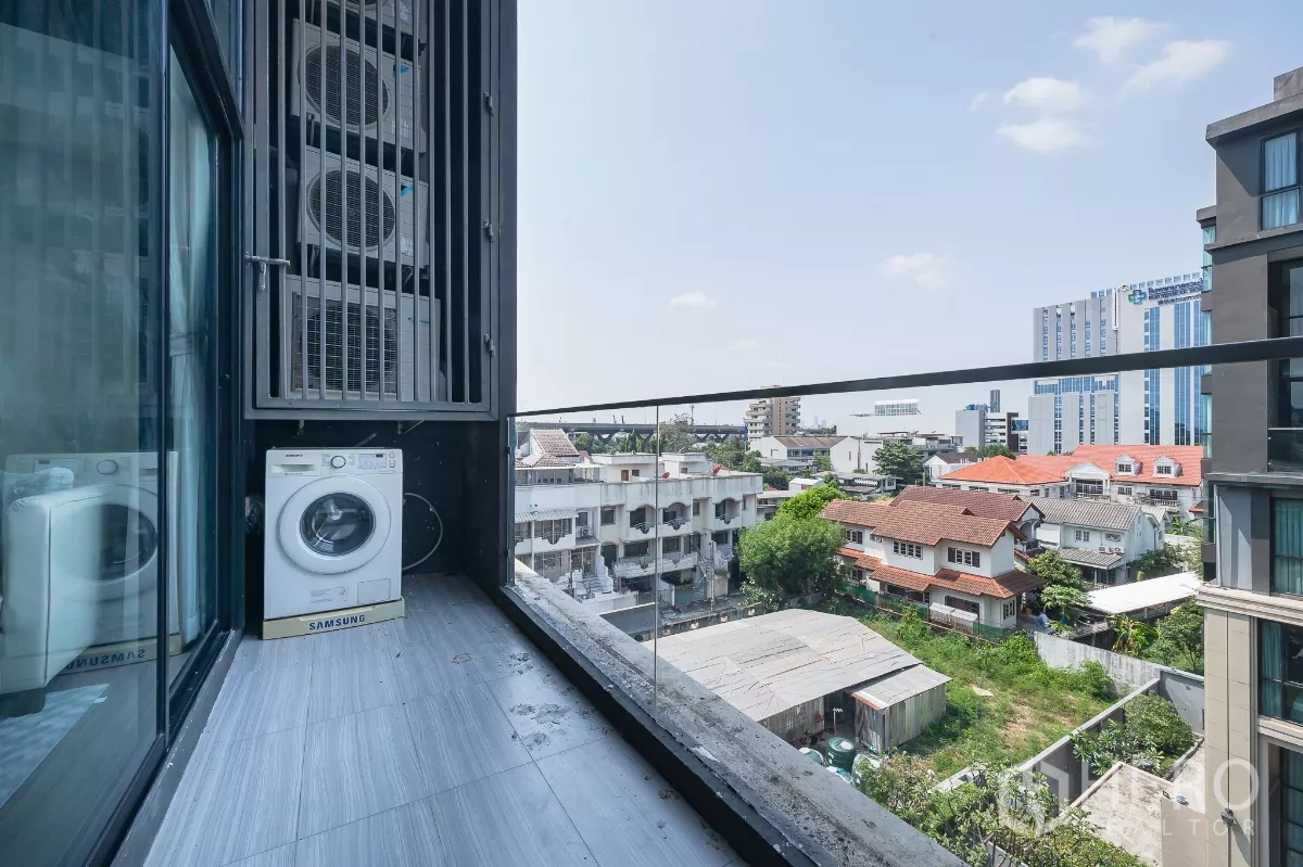 คอนโด ให้เช่าหรือขายในPhra Khanong, Bangkok - ระเบียงราวกระจก มองเห็นบ้านโลว์ไรส์และอาคารโมเดิร์น พร้อมเครื่องซักผ้านอกชาน