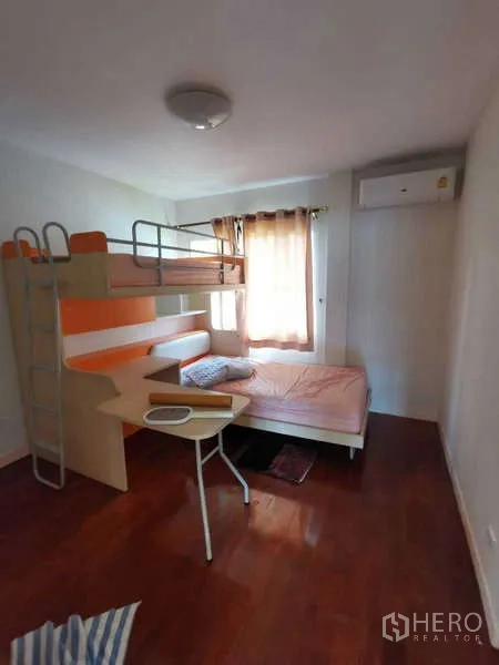 Detached House for rent - Cozy bedroom with a bunk bed, study desk, wooden flooring, and an air conditioner by the window.