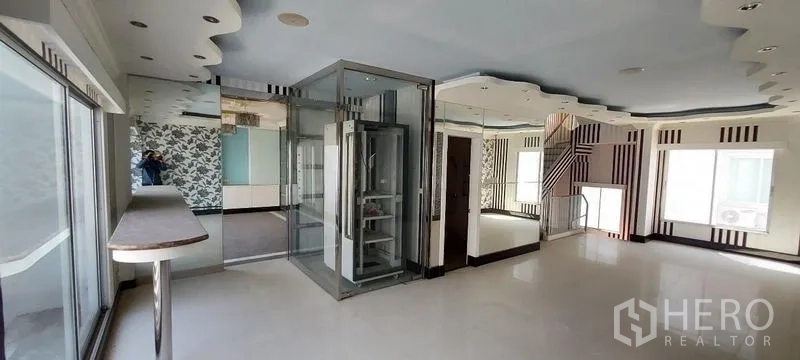 带办公室的家 出售在Wang Thonglang, Bangkok - 宽敞办公层，配置玻璃电梯、镜面与大窗