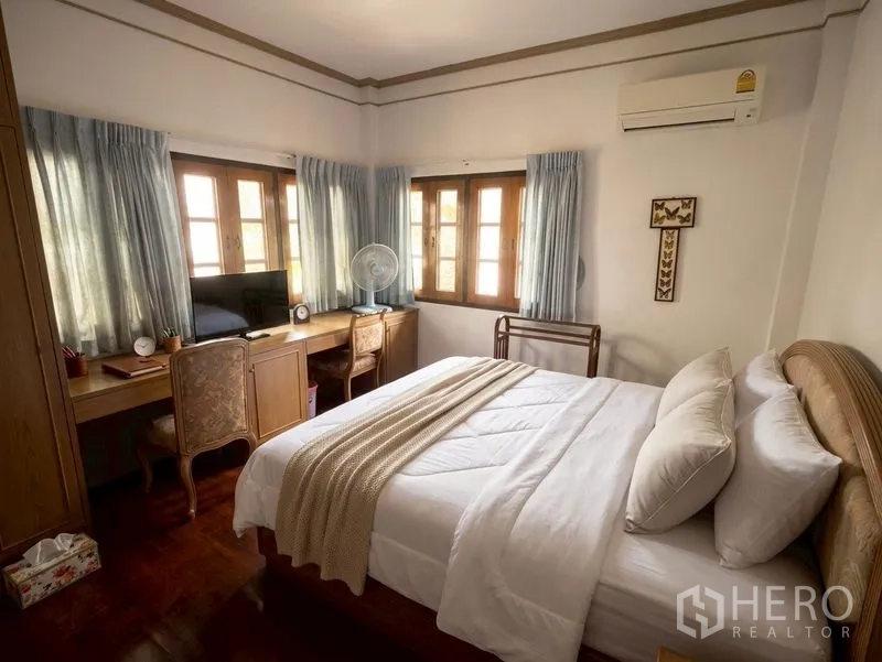 บ้านเดี่ยว for sale in Suan Luang, Bangkok - ห้องนอนสว่าง เตียงคู่ โต๊ะทำงาน บานหน้าต่าง และแอร์