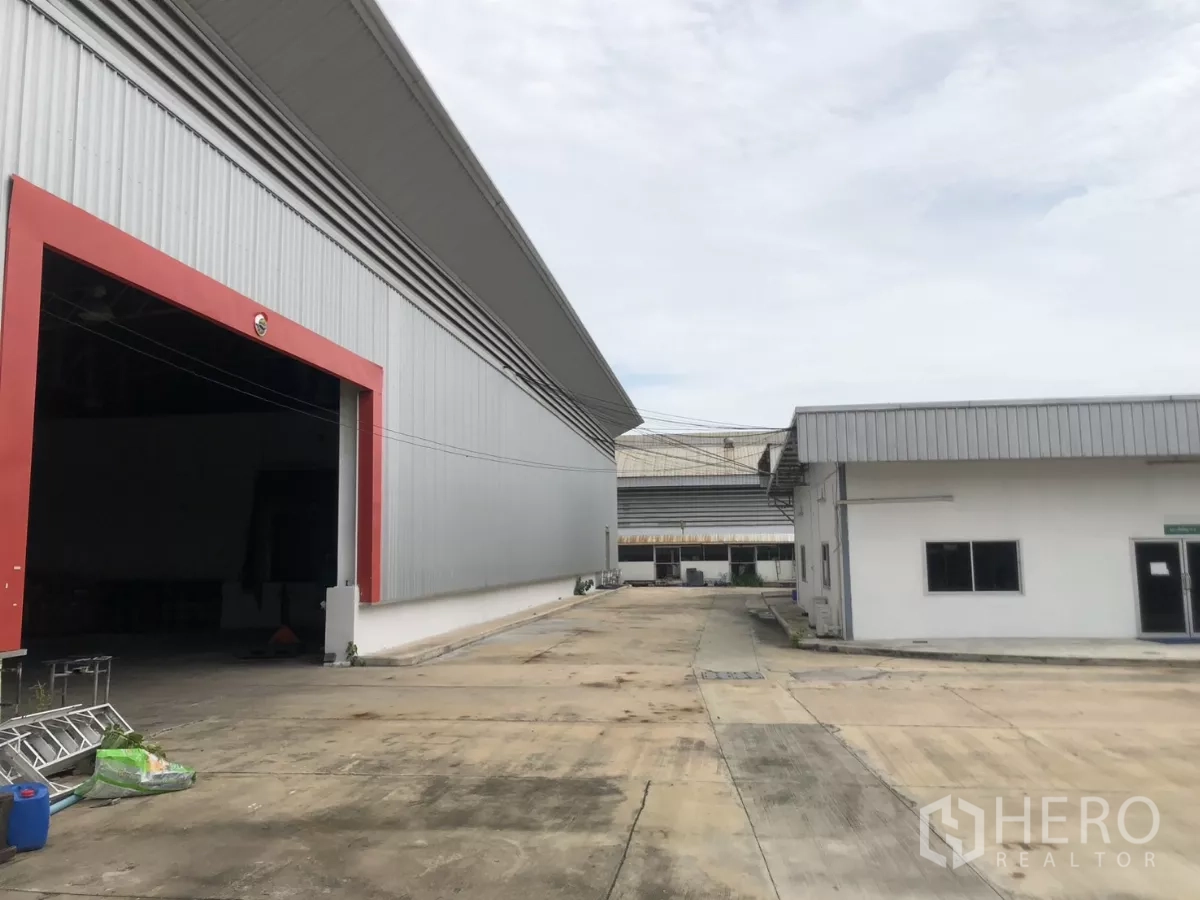 Factory for rent in Mueang Samut Prakan, Samut Prakan - Drive lane between high steel warehouse and ancillary building