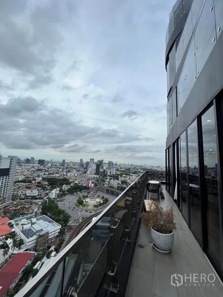 公寓 出租在Ratchathewi, Bangkok - 沿建筑立面的长阳台，玻璃护栏与城市景观。