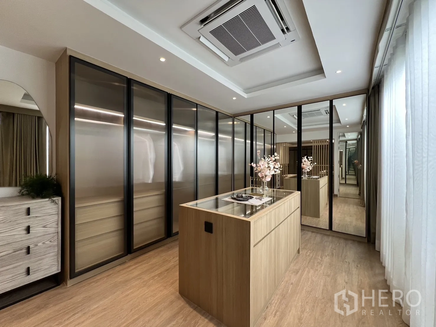 ทาวน์เฮาส์ ขายในWatthana, Bangkok - คลอเซ็ตเชื่อมต่อห้องน้ำผ่านฉากระแนงไม้
