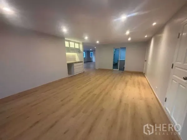 公寓 出售 - 宽敞客厅，木质地板、筒灯与内置柜体。